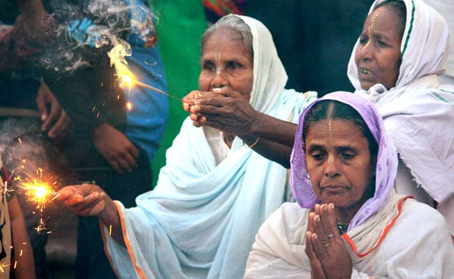 वृंदावन और वाराणसी में विधवाओं ने पहली बार मंदिर में खेली होली