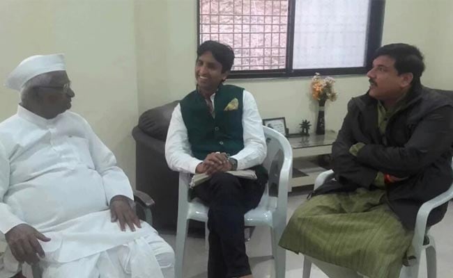 AAP Leaders Brief Anna Hazare on Janlokpal Bill Tabled in Delhi