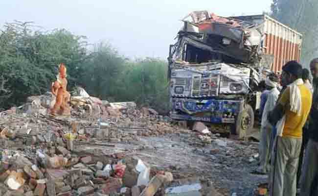 ट्रक की जोरदार टक्कर से मंदिर हुआ चकनाचूर, लेकिन टस-से-मस नहीं हुए हनुमानजी