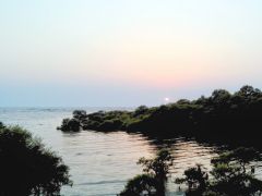 मुंबई : लहरों के साथ सेल्‍फी लेने के चक्‍कर में समुद्र में डूबी लड़की...