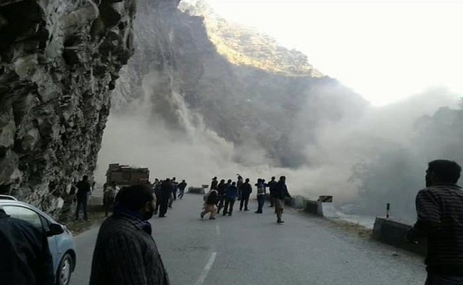 Rohtang Pass Still Off Limits, Taxi Unions On Strike, Tourists Suffer In Manali