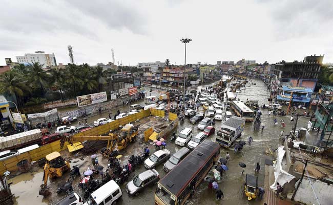 PICS : चेन्नई में बारिश का कहर : घर घर से मिल रही है राहत, घर घर में मची है आफत