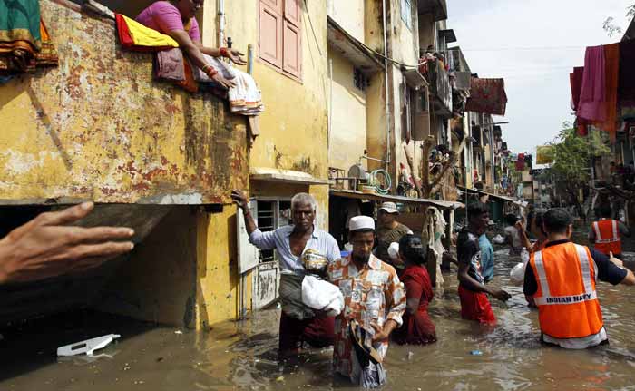 तमिलनाडु त्रासदी : चेन्नई में रुक रुक कर बारिश, राज्य में अब तक 325 की मौत