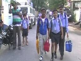 दिल्ली सरकार का 300 प्राइवेट स्कूलों को फीस ना बढ़ाने का निर्देश दिल्ली सरकार का 300 प्राइवेट स्कूलों को फीस ना बढ़ाने का निर्देश