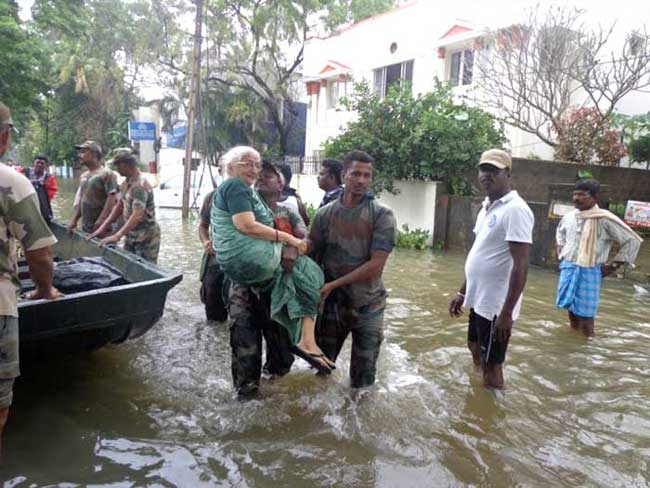 तस्वीरें : पानी में डूबे चेन्नई को सेना ने संभाला, दो दिन में 4000 लोगों को बचाया