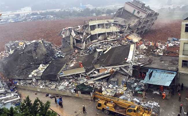 चीन के शेंझेन में भूस्खलन के बाद मिट्टी में दबी इमारतें, 59 लोग लापता