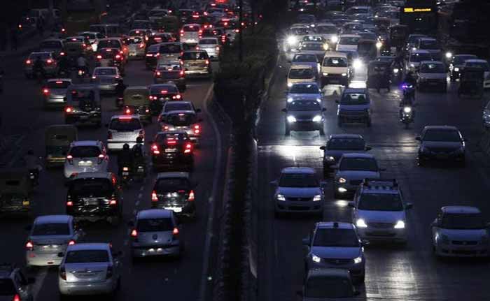 दिल्ली में निजी वाहनों पर पाबंदी के फैसले की कांग्रेस और बीजेपी ने की आलोचना