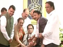 अभिनेता दिलीप कुमार को पद्म विभूषण, गृह मंत्री राजनाथ सिंह ने किया सम्मानित अभिनेता दिलीप कुमार को पद्म विभूषण, गृह मंत्री राजनाथ सिंह ने किया सम्मानित