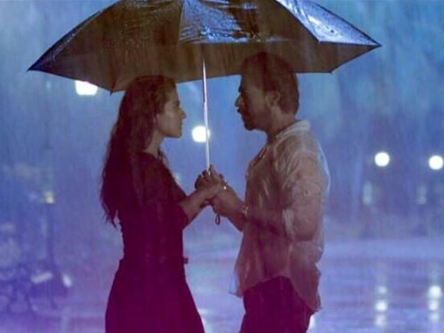 Shah Rukh Khan, Kajol's <i>Aashiqui</i> Under the Umbrella in <i>Dilwale</i> Song