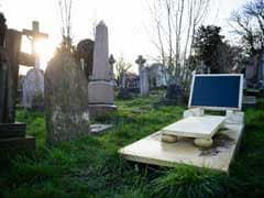 Meet Britain's Grave-Obsessed Cemetery Hunters