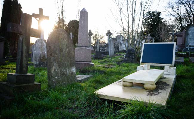 Meet Britain's Grave-Obsessed Cemetery Hunters