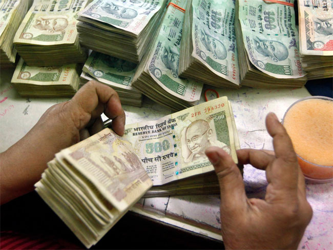 मुंबई : भिखारी के घर में आग, जलते हुए मिले नोटों से भरे दो बोरे...