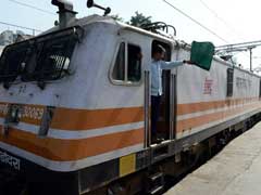 यात्री और मालभाड़े से कमाई में गिरावट के कारण रेलवे चिंता में