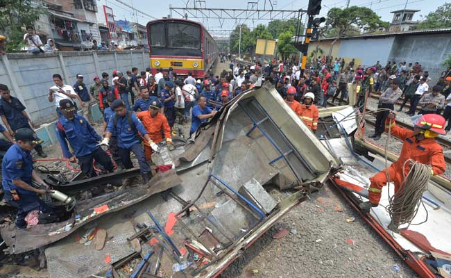 Bus and Train Crash in Indonesia Kills 14