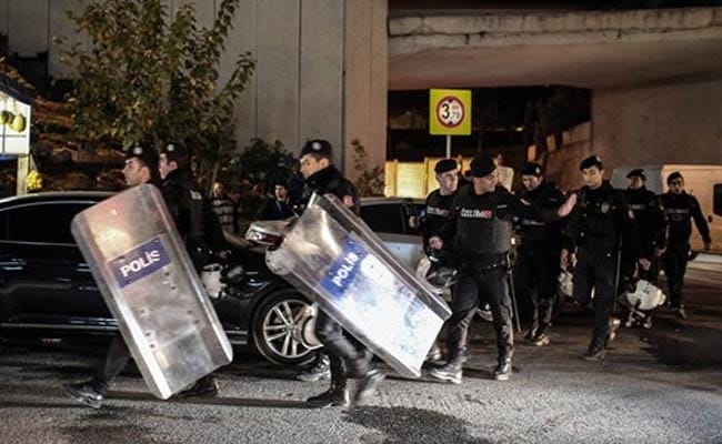 Pipe Bomb Explodes on Overpass Near Istanbul Metro, 5 Injured