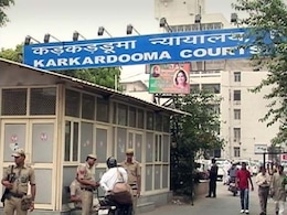 राजधानी के कड़कड़डुमा कोर्ट में झड़प, पुलिस और वकीलों के बीच हुईं मारपीट राजधानी के कड़कड़डुमा कोर्ट में झड़प, पुलिस और वकीलों के बीच हुईं मारपीट