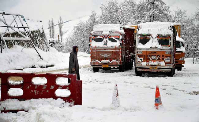 Srinagar Receives Season's First Major Snowfall