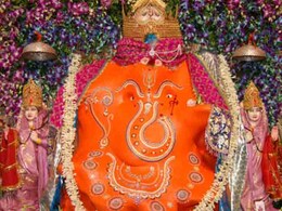 मन्नत के लिए इस मंदिर में भगवान गणेश की पीठ पर श्रद्धालु बनाते हैं स्वस्तिक का उल्टा निशान मन्नत के लिए इस मंदिर में भगवान गणेश की पीठ पर श्रद्धालु बनाते हैं स्वस्तिक का उल्टा निशान