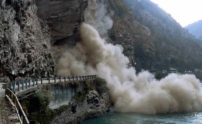 Landslide Blocks Chandigarh-Manali Highway, Some Traffic Restored