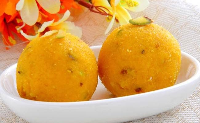 आज क्या बनाऊं: मीठा खाने के हैं शौकीन तो घर पर झटपट ऐसे बनाएं बेसन के लड्डू, फटाफट नोट करें आसान रेसिपी आज क्या बनाऊं: मीठा खाने के हैं शौकीन तो घर पर झटपट ऐसे बनाएं बेसन के लड्डू, फटाफट नोट करें आसान रेसिपी