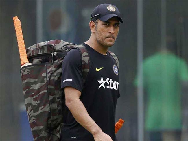 आम्रपाली के ब्रांड एंबेसेडर नहीं रहे धोनी, ट्विटर पर बवाल के बाद इस्तीफा