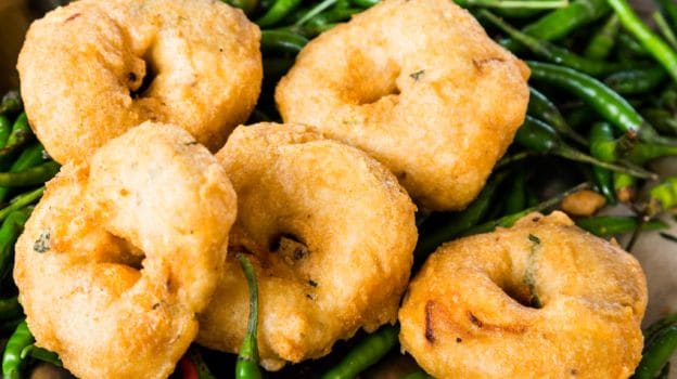 Suji Medu Vada : परफेक्ट टी टाइम स्नैक के लिए मिनटों में बनाएं क्विक एंड इजी सूजी मेदू वड़ा