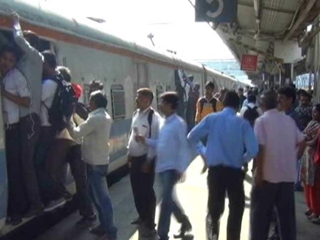 मुंबई : लोकल ट्रेन में 70 साल की महिला से रेप की कोशिश...
