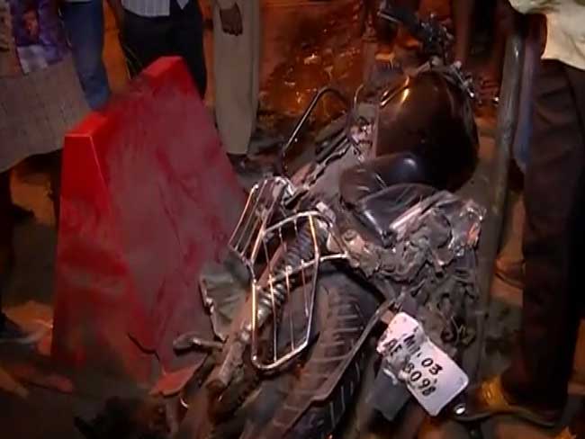 मुंबई में रफ्तार का कहर : फ्लाईओवर से गिरी बाइक, कार ने ली बच्ची की जान