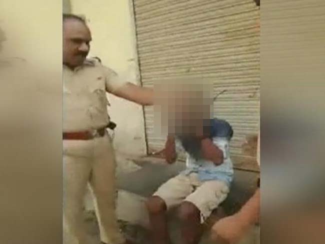 कैमरे में कैद : रिक्शा में सफर कर रहे जोड़े के साथ पुलिस ने दिखाई बर्बरता