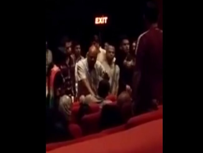 सिनेमा हॉल में राष्ट्रगान बजने के दौरान खड़े ना होने पर परिवार से बाहर जाने को कहा गया