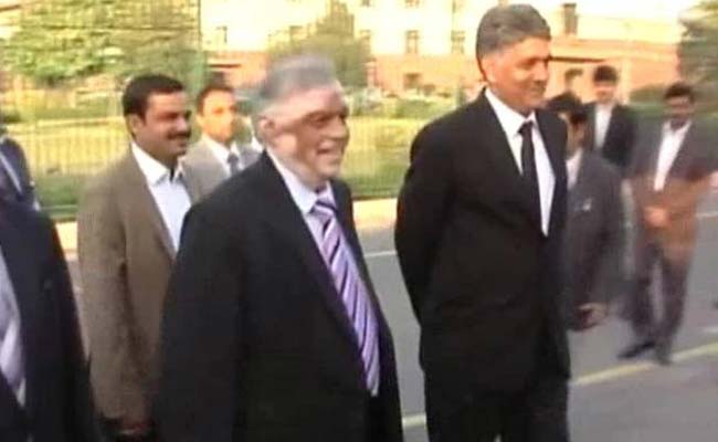 पहुंचने में देर हुई तो विमान में प्रवेश नहीं कर सके केरल के राज्‍यपाल सतशिवम