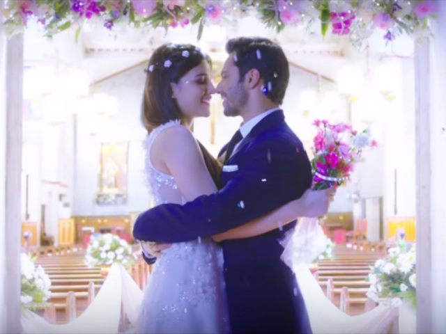 Kriti Sanon is Varun Dhawan's Much-in-Love <I>Premika</i> in This <I>Dilwale</i> Song