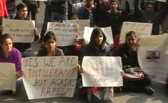 नाबालिग़ दोषी की रिहाई का विरोध : इंडिया गेट पर प्रदर्शन को जुटे लोग, निर्भया के माता-पिता भी आएंगे