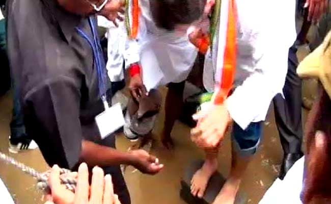 बाढ़ से प्रभावित पुदुच्चेरी में पूर्व केंद्रीय मंत्री ने थामी राहुल गांधी के लिए चप्‍पलें
