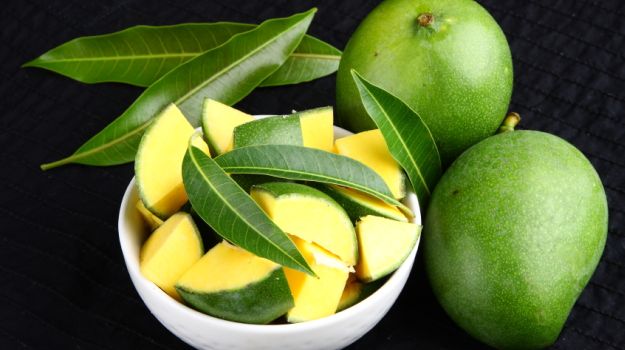 Raw Green Mango Benefits: गर्मियों में कच्चा आम खाने के चार अद्भुत फायदे