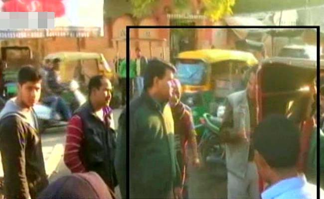 आगरा : दादागिरी में अफसर ने की रिक्शा चालक की पिटाई..वजह जानकर हैरान हो जाएंगे