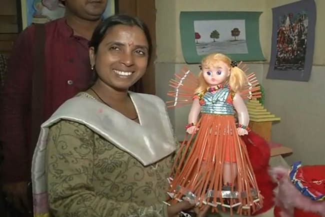 स्कूटी वूमेन पहुंची वाराणसी, 'बेटी बचाओ' का अलख जगाया स्कूटी वूमेन पहुंची वाराणसी, 'बेटी बचाओ' का अलख जगाया