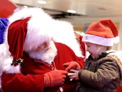 Kind Santa Uses Sign Language With Little Girl Who Cannot Hear