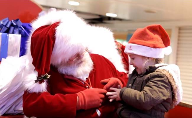 Kind Santa Uses Sign Language With Little Girl Who Cannot Hear