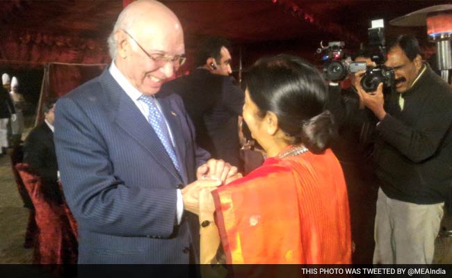 Sushma Swaraj To Meet Nawaz Sharif Today, Hold Talks With Sartaj Aziz