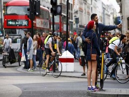 Men Over 30 Are Outdoing Women With Their Selfies: Study Men Over 30 Are Outdoing Women With Their Selfies: Study