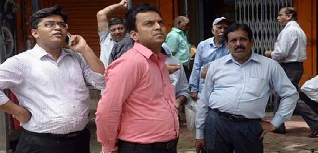 Sensex Falls to More Than Three-Week Low After China Market Rout