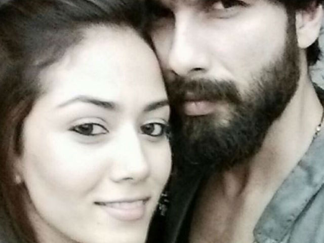 Shahid Kapoor, Mira Rajput Wish Fans '#HappyHolidays' With Selfie