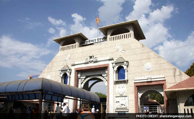 Politicians Applaud Woman Who Flouted Ban to Enter Ahmednagar Temple