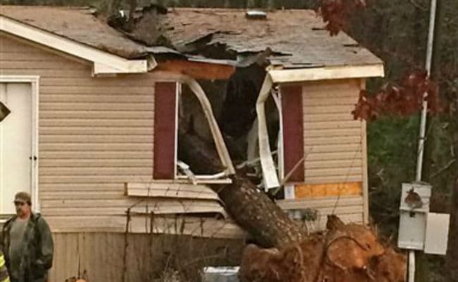 Tornadoes Hit US South, Midwest; Storm Kills 1 In Arkansas