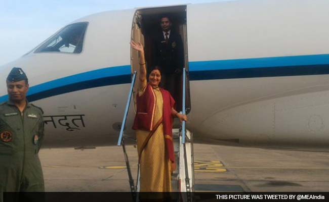 Nawaz Sharif Meets Top Pakistan Officials Ahead of Talks With Sushma Swaraj