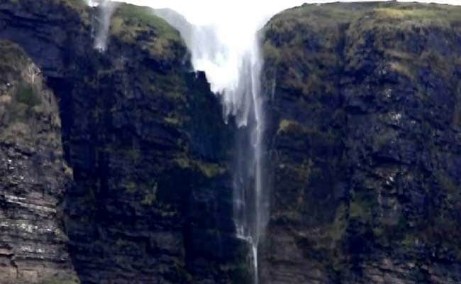 Waterfall Flows Upwards in Remarkable Natural Phenomenon - 650 x 400 jpeg 21kB