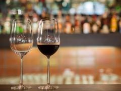 Chinese Wineries Seek Inspiration in Foreign Cups