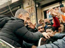 Aamir Khan Gets Mobbed by Fans While Shooting For <I>Dangal</i> in Ludhiana