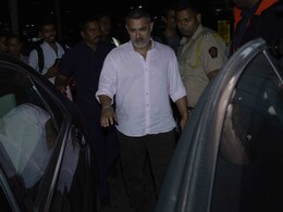 Aamir Khan Gets Mobbed by Fans While Shooting For <I>Dangal</i> in Ludhiana Aamir Khan Gets Mobbed by Fans While Shooting For <I>Dangal</i> in Ludhiana